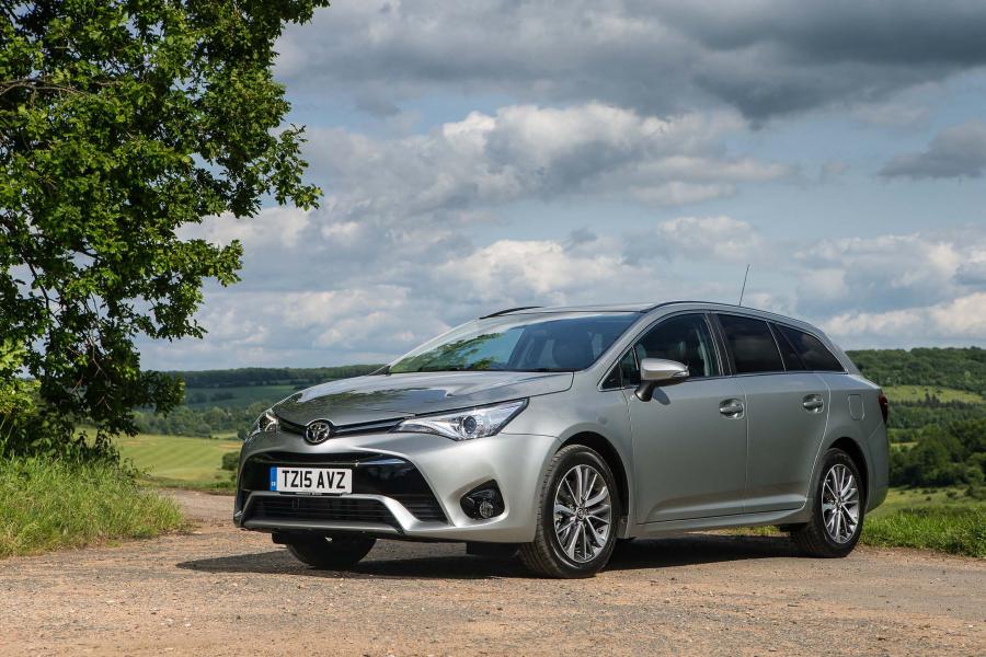  Toyota Avensis Touring Sports 2015 года  (UK) (фото 18 из 24)